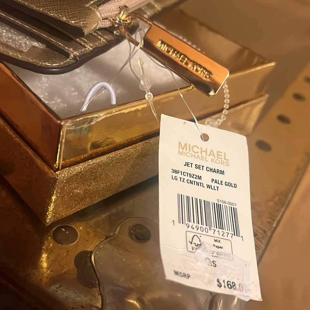 Lost in the 🔥
NWTIB Michael Kors Jet Set Long Wallet - Picture 5 of 5